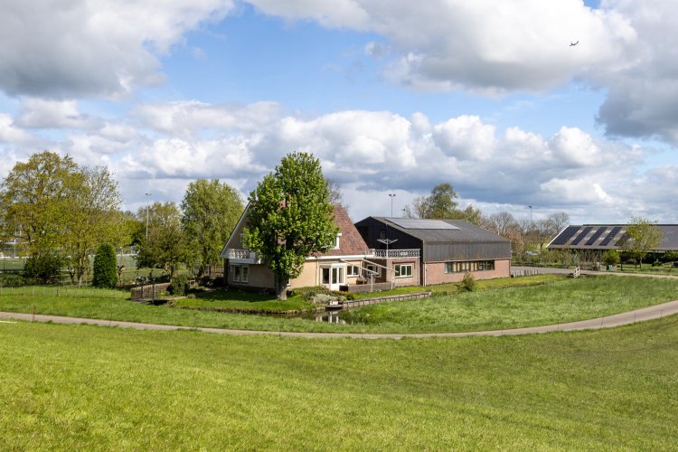 Ruime vrijstaande villa uit 1993 met grote loods (>300 m2), perceel van > 3.500 m2 én vrij uitzicht over de polder.