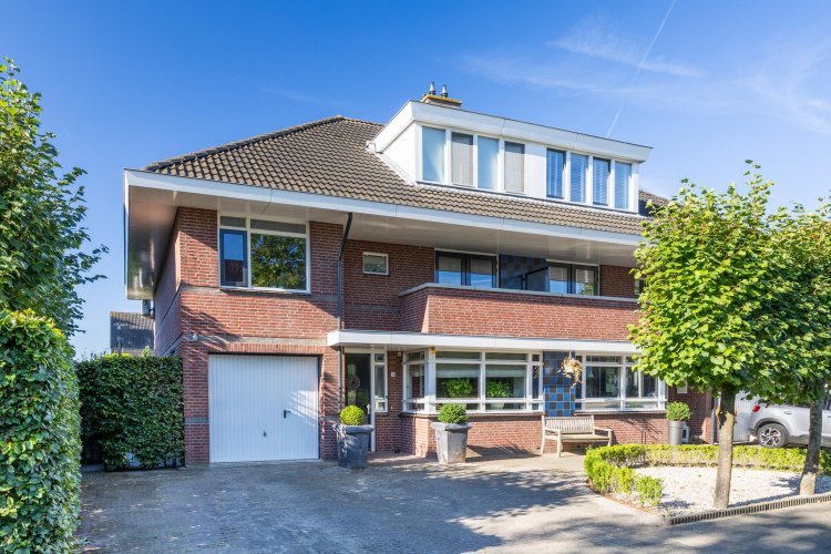 Zeer royaal en sfeervol 2/1-kap herenhuis aan de rand van het centrum met oprit, zonnige tuin met veranda en 6 slaapkamers!