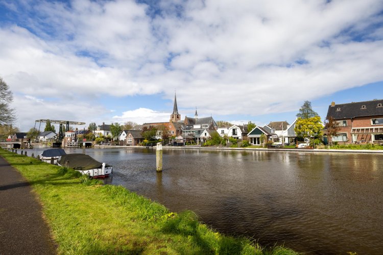 Aan de Oude Rijn gelegen half-vrijstaand woonhuis met atelier en heerlijke ligging aan het water.